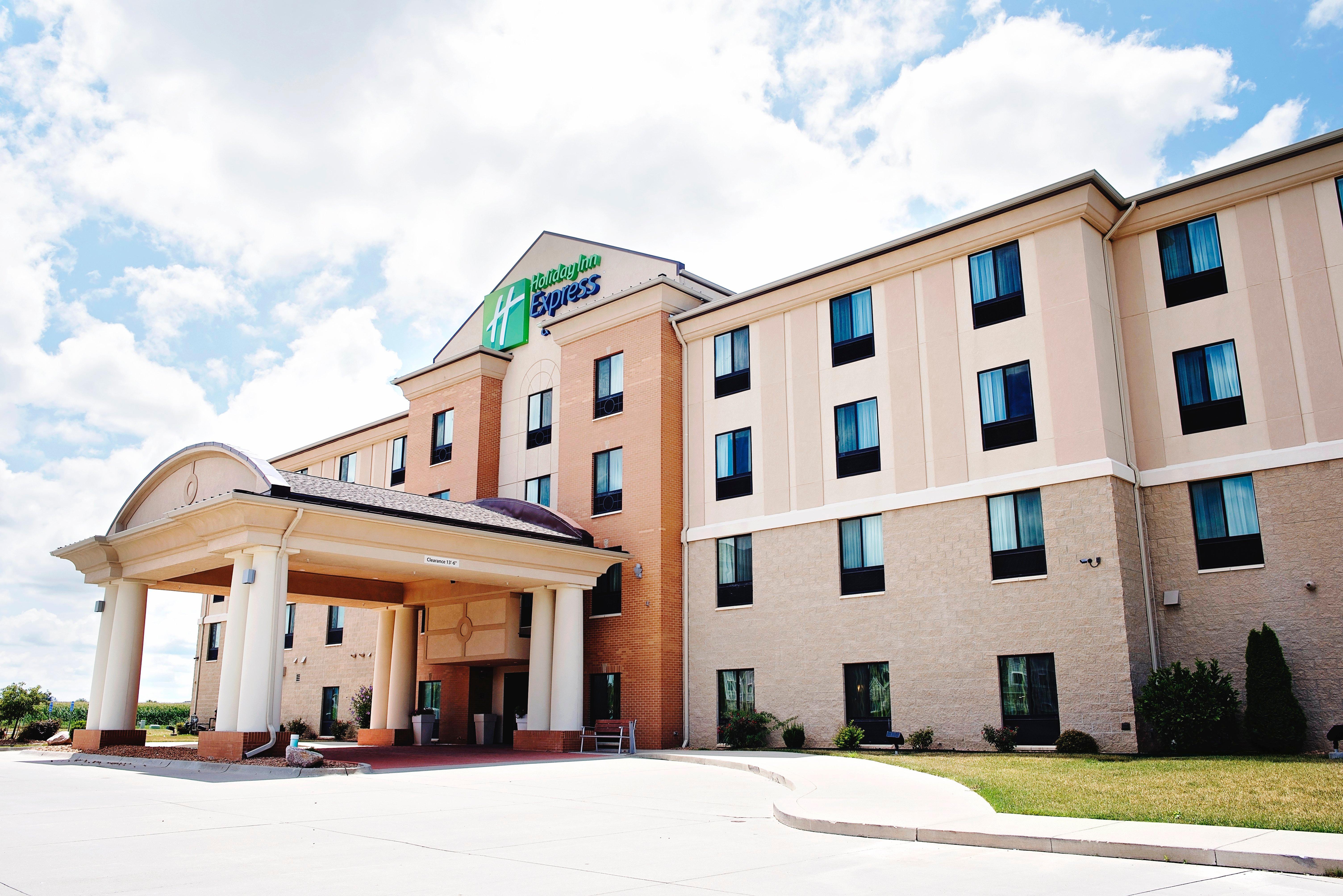 Holiday Inn Express And Suites Urbandale Des Moines By Ihg Εξωτερικό φωτογραφία