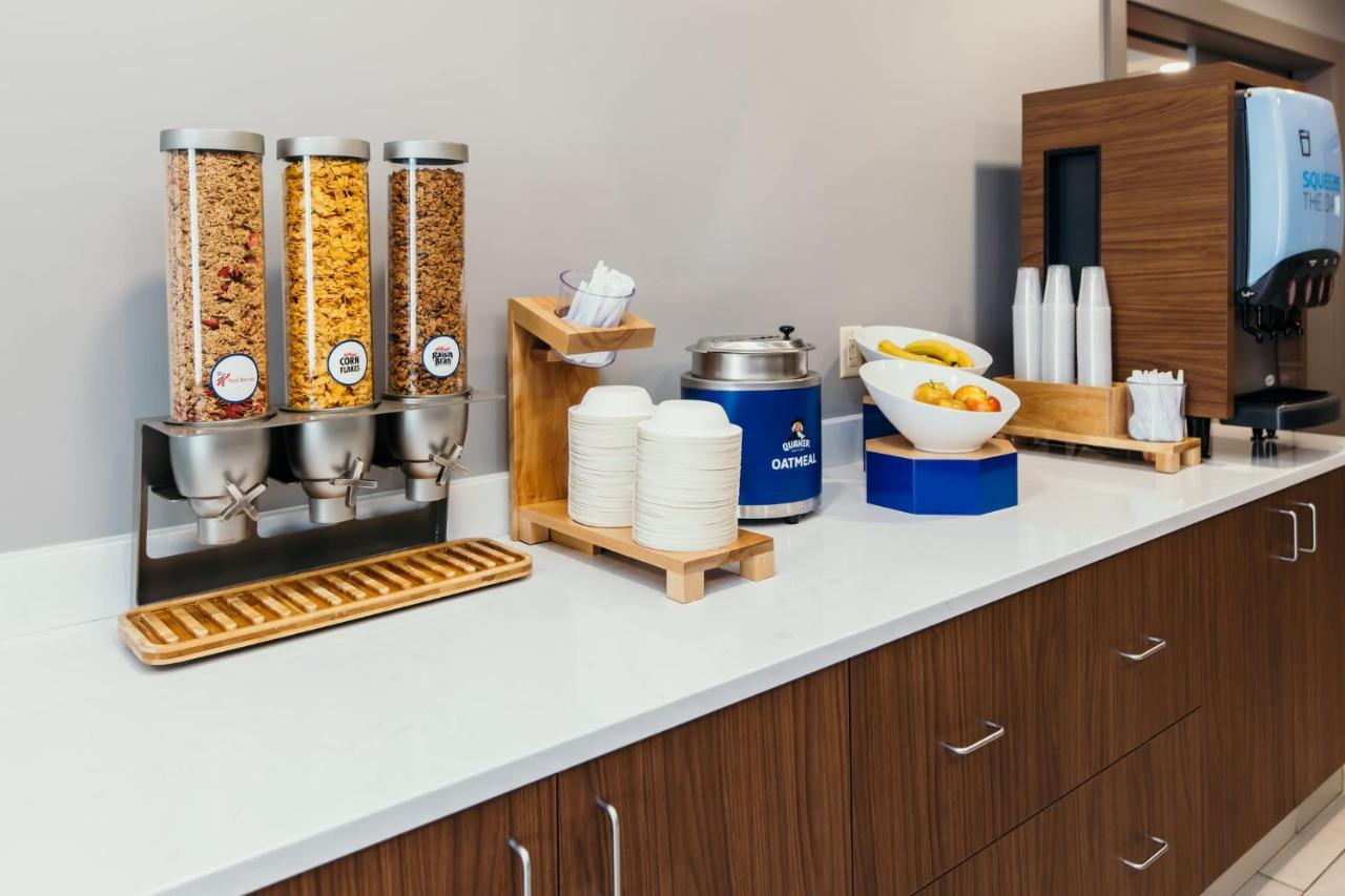 Holiday Inn Express And Suites Urbandale Des Moines By Ihg Εξωτερικό φωτογραφία