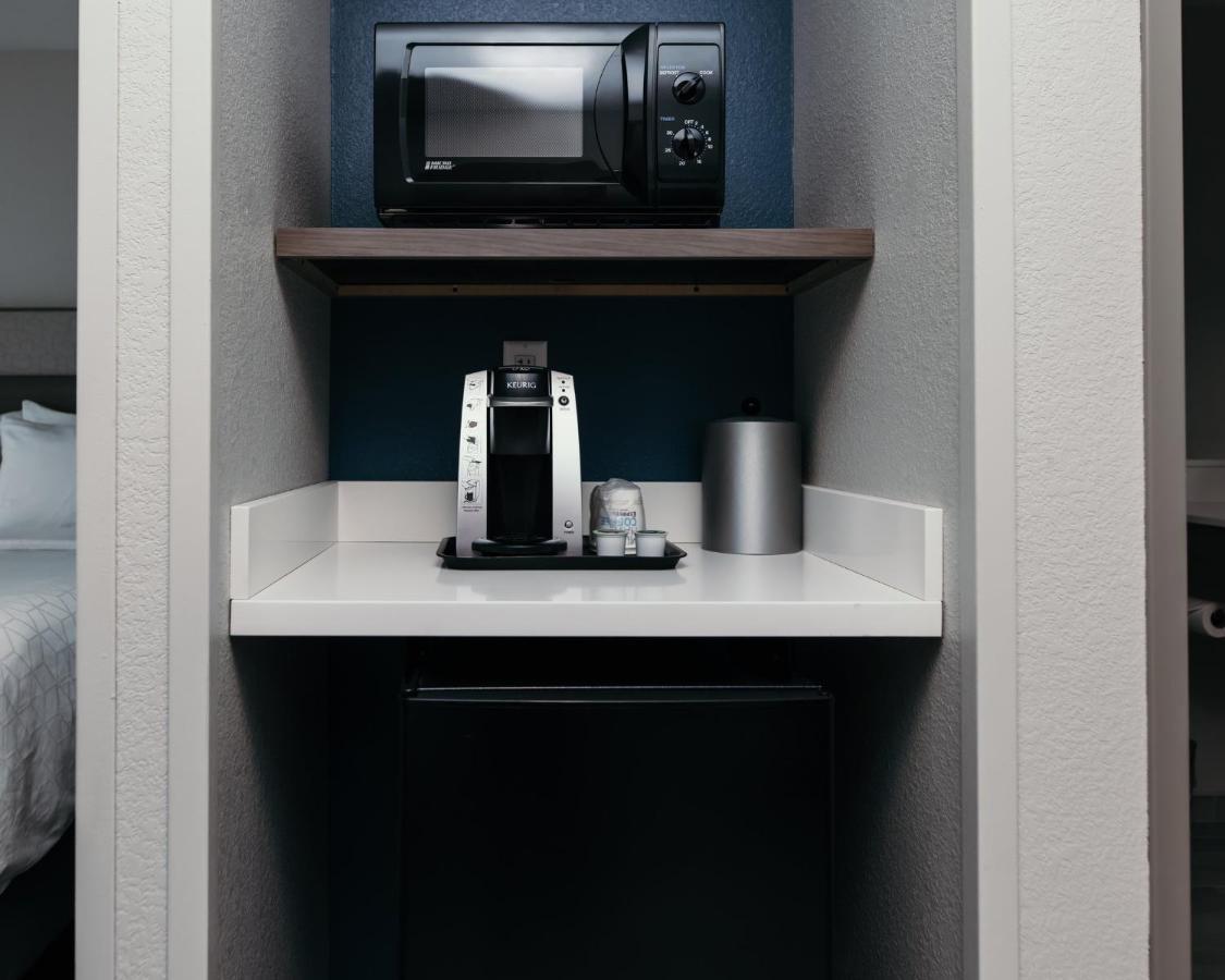 Holiday Inn Express And Suites Urbandale Des Moines By Ihg Εξωτερικό φωτογραφία