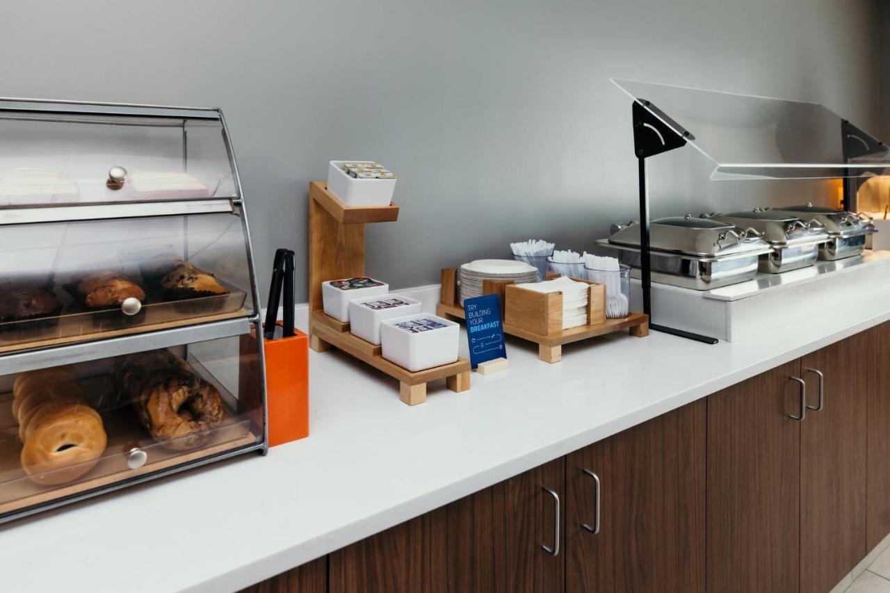 Holiday Inn Express And Suites Urbandale Des Moines By Ihg Εξωτερικό φωτογραφία